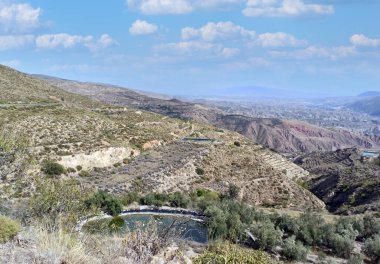 İspanya 'nın güneyindeki Almerya Vadisi bulutlu bir günde