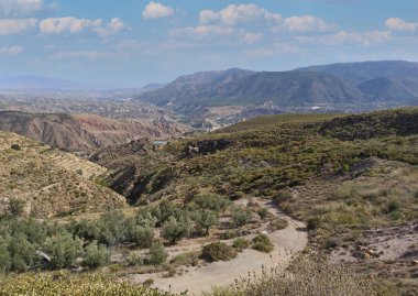 İspanya 'nın güneyindeki Almerya Vadisi bulutlu bir günde
