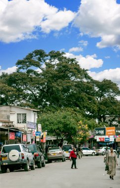 Arusha, Tanzanya - 21 Eylül 2014: Arusha tipik sokak sahne. Arusha Mount Meru Büyük Rift Vadisi Doğu şubesi ve Arusha Bölge başkenti altında bulunur.