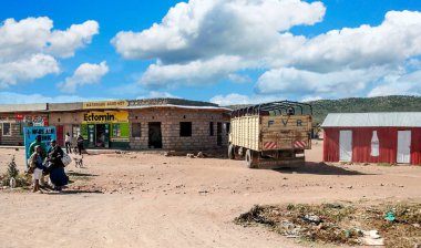 Naivasha, Kenya - Mayıs, 2014: Yayalar Naivasha Kenya, tipik alışveriş sokak sahne