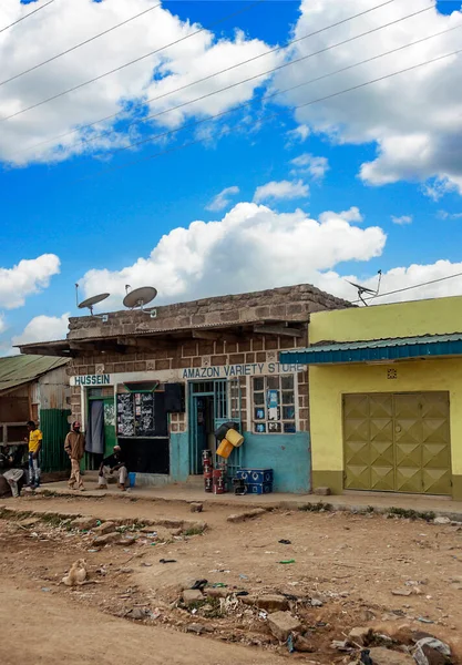 ケニアのナイバシャで歩行者とナイバシャ ケニア 2014 典型的なショッピング通りのシーン — ストック写真