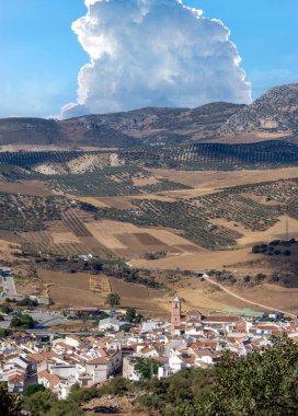 Casabermeja, İspanya 'nın Malaga eyaletinin güneyinde yer alan bir köydür. Arka planda dağları görebilirsiniz.