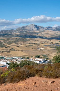 Casabermeja, İspanya 'nın Malaga eyaletinin güneyinde yer alan bir köydür. Arka planda dağları görebilirsiniz.