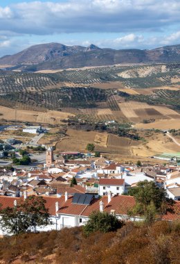 Casabermeja, İspanya 'nın Malaga eyaletinin güneyinde yer alan bir köydür. Arka planda dağları görebilirsiniz.
