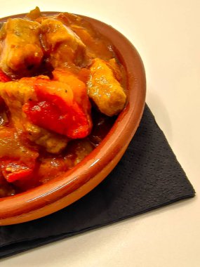 Domates soslu domuz eti tabakta servis edilir. 