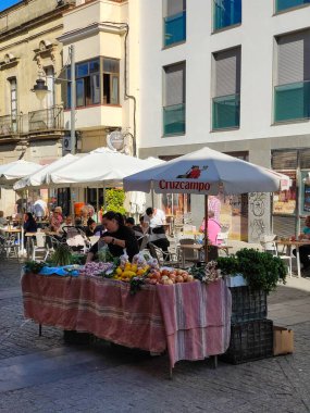 Jerez de la Frontera, İspanya-Octuber 2021. Jerez de la Frontera 'nın merkezindeki sokak pazarı. Pazardaki insanları görebilirsin..