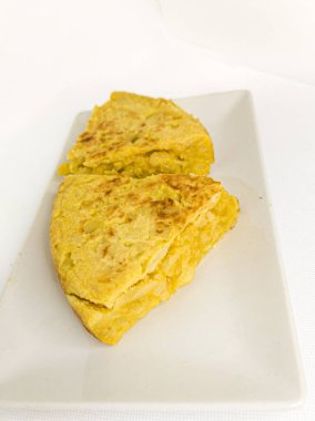 Beyaz arkaplanda İspanyol omleti