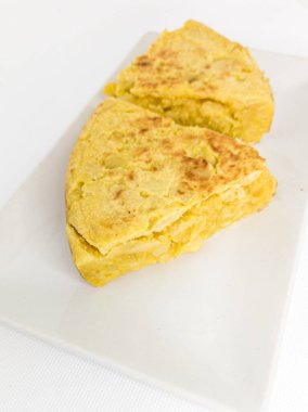 Beyaz arkaplanda İspanyol omleti