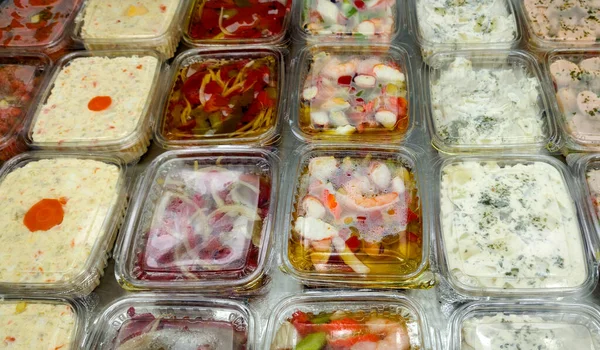 Várias Saladas Com Molho Estande Mercado — Fotografia de Stock