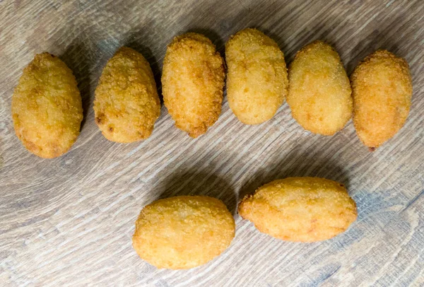 Croquetes Cercados Por Fundo Madeira — Fotografia de Stock