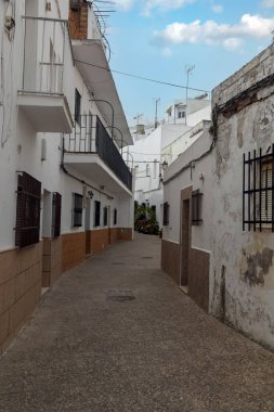 İspanya 'nın güneyindeki kıyıya yakın bir İspanyol köyünde baharda beyaz evler