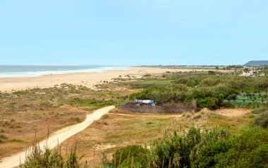İspanya 'nın güneyindeki Conil de la Frontera sahillerinde bulutlu bir günde kumsal