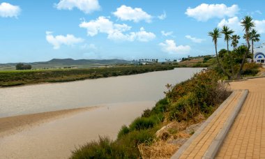 İspanya 'nın güneyindeki Conil de la Frontera sahillerinde bulutlu bir günde kumsal