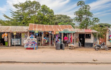 Naivasha, Kenya - Mayıs, 2014: Yayalar Naivasha Kenya, tipik alışveriş sokak sahne