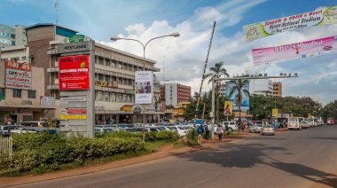 Nairobi, Kenya - Mayıs 2014.Street sahne Nairobi. Arabalar ve insanlar sokakta. Arka planda orada binalar, dükkanlar ve reklam panoları.