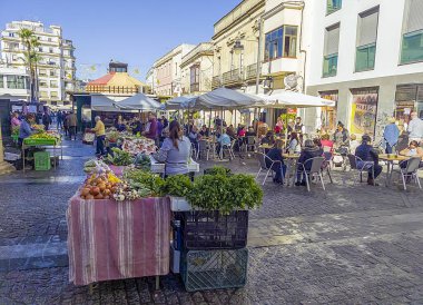 Jerez de la Frontera, İspanya-Kasım 2021. Jerez de la Frontera 'nın merkezindeki sokak pazarı. Pazardaki insanları görebilirsin..