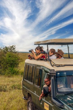 Kenya Nairobi - Mayıs 2014. Bulutlu bir günde Kenya turistlerin safari araba