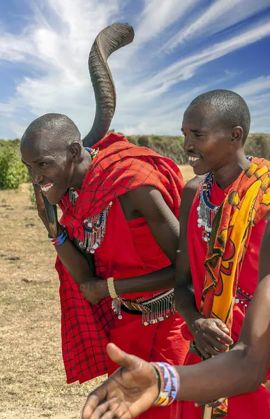 Masai Mara Kenia Mayo 2014 Guerreros Masai Dando Bienvenida Turista — Foto de Stock
