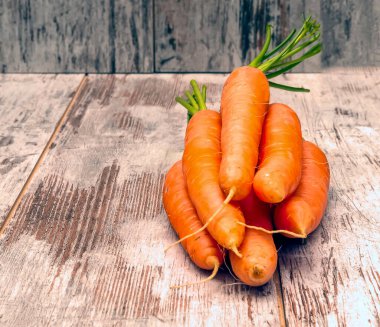 Kırsal arka planla çevrili havuçlar