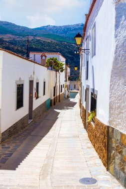 İspanya 'nın güneyindeki Abrucena Caddesi. Güneşli bir günde, arka planda dağlar var.