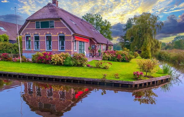 Giethoorn Dorp Met Grachten Landhuizen Een Bewolkte Dag — Stockfoto