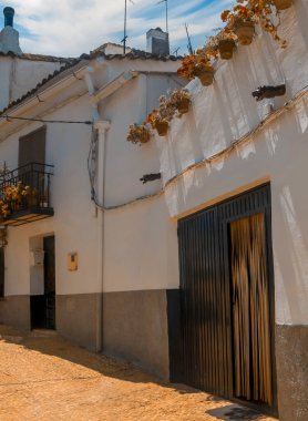 İspanya 'nın güneyindeki Sierra of Aracena' da güneşli bir günde beyaz evleri olan Fuenteheridos Caddesi.