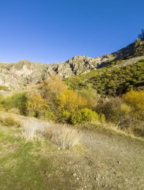 Sierra Nevada 'daki dağlar Granada eyaletinde sonbaharda da