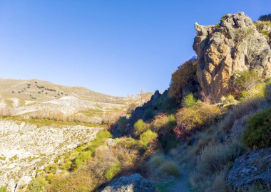 Sierra Nevada 'daki dağlar Granada eyaletinde sonbaharda da