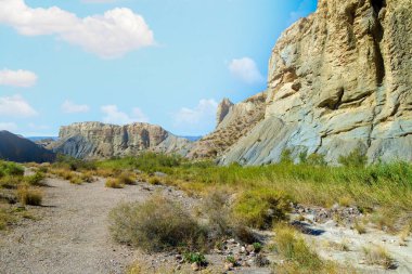 İspanya 'nın güneyinde Tabernas Çölü bulutlu bir günde