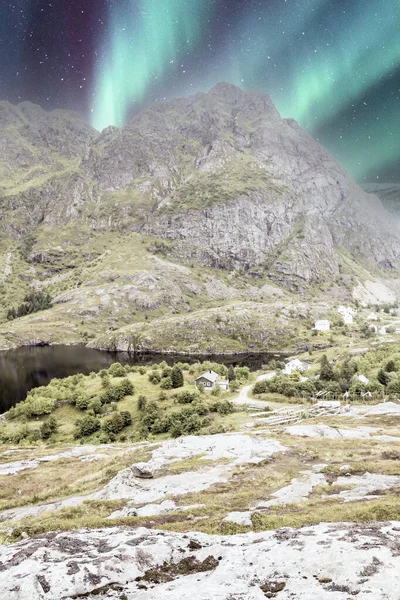 Lofoten Norveç Teki Dağlar Gökyüzünde Aurora Boreal Ile — Stok fotoğraf