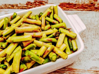 Aspargarus 'un etrafı Rusty ile çevrili.