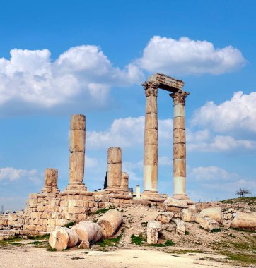 Bulutlu bir günde Ürdün 'ün başkentinde bulunan Amman' da Roma arkeolojik kalıntıları.