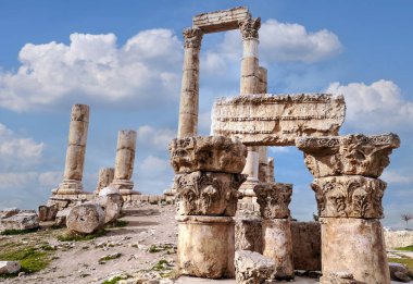 Bulutlu bir günde Ürdün 'ün başkentinde bulunan Amman' da Roma arkeolojik kalıntıları.