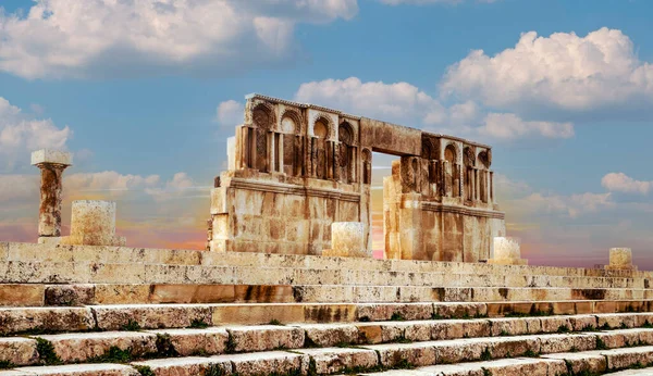 曇りの日にヨルダンの首都アンマンにローマの考古学遺跡 — ストック写真