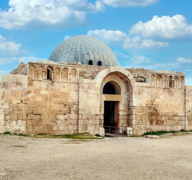 Bulutlu bir günde Ürdün 'ün başkentinde bulunan Amman' da Roma arkeolojik kalıntıları.
