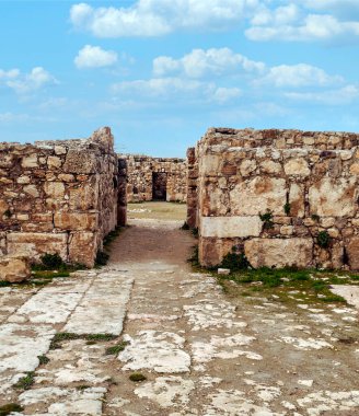 Bulutlu bir günde Ürdün 'ün başkentinde bulunan Amman' da Roma arkeolojik kalıntıları.