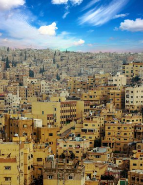 Amman, Ürdün sermaye bulutlu bir günde havadan görünümü.