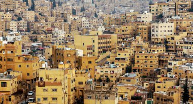 Amman, Ürdün sermaye bulutlu bir günde havadan görünümü