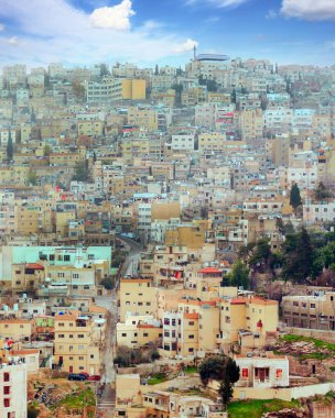 Amman, Ürdün sermaye bulutlu bir günde havadan görünümü.