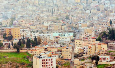 Amman, Ürdün sermaye bulutlu bir günde havadan görünümü