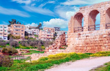 Güneşli bir günde Jerash Ürdün'de Roma arkeoloji kalır.