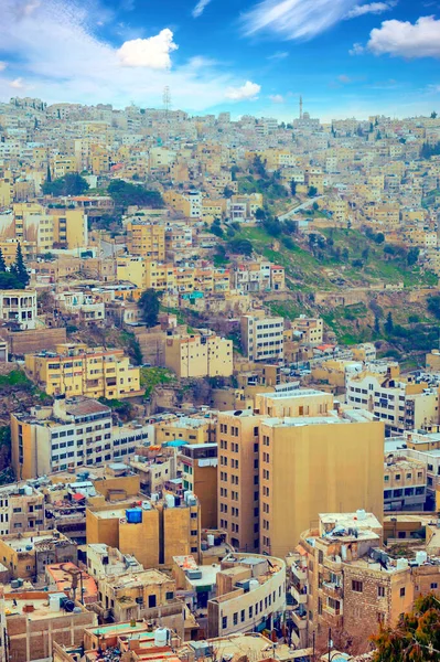 曇りの日にヨルダンの首都アンマンの空撮 — ストック写真