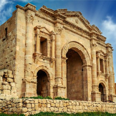 Güneşli bir günde Jerash Ürdün'de Roma arkeoloji kalır.