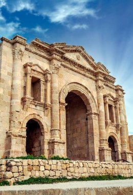 Güneşli bir günde Jerash Ürdün'de Roma arkeoloji kalır.