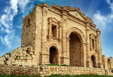 Güneşli bir günde Jerash Ürdün'de Roma arkeoloji kalır.
