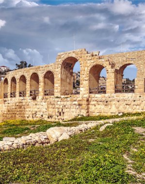 Güneşli bir günde Jerash Ürdün'de Roma arkeoloji kalır.