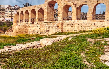 Güneşli bir günde Jerash Ürdün'de Roma arkeoloji kalır.