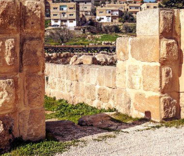 Güneşli bir günde Jerash Ürdün'de Roma arkeoloji kalır.