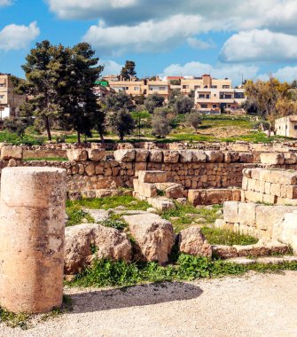 Güneşli bir günde Jerash Ürdün'de Roma arkeoloji kalır.