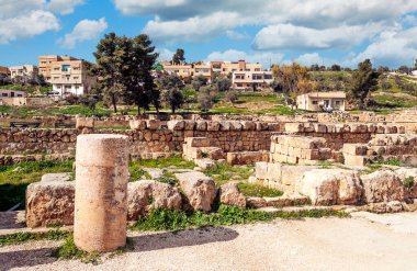 Güneşli bir günde Jerash Ürdün'de Roma arkeoloji kalır.